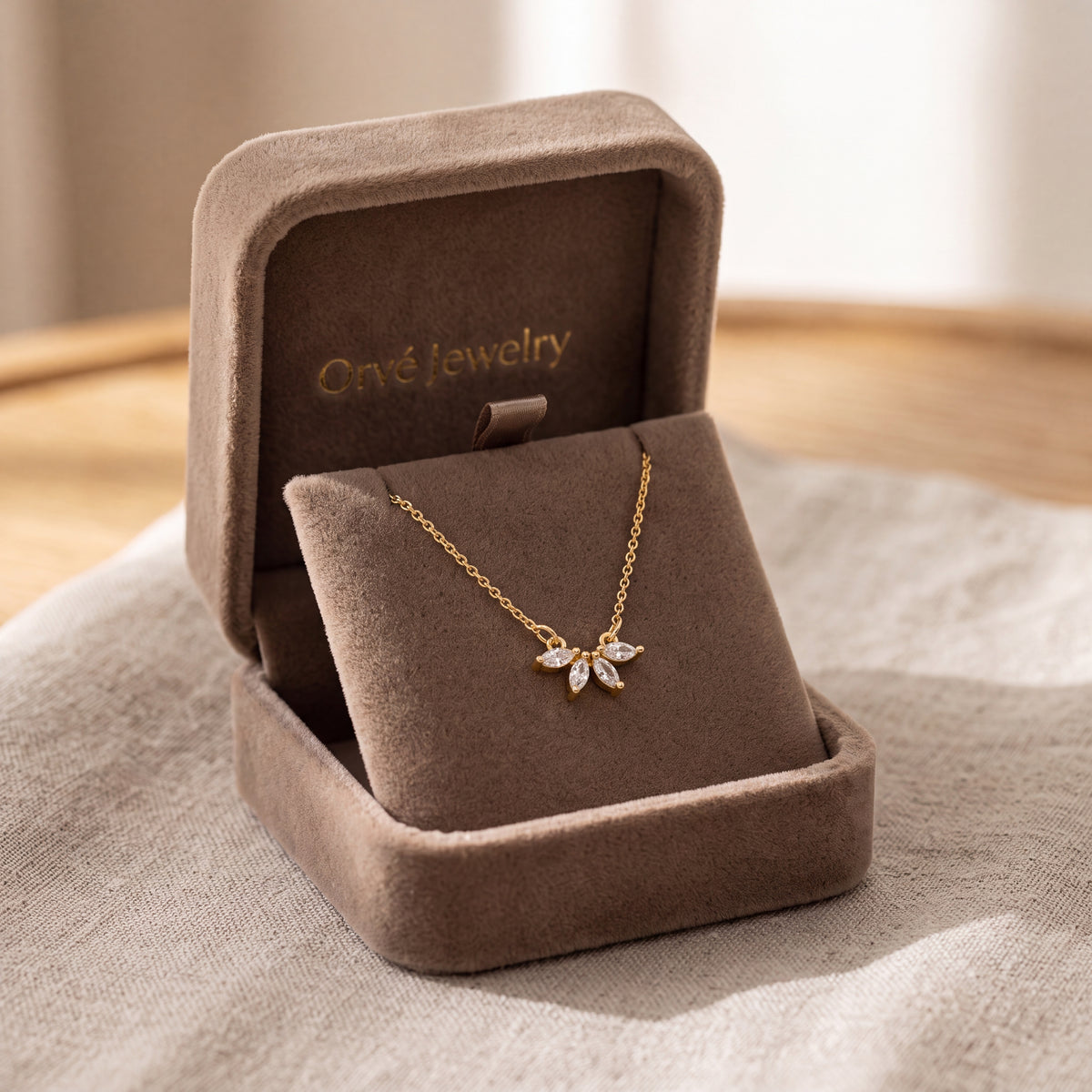 Omelia Crystal Leaf Pendant Necklace — Elegant Nature-Inspired Gold Necklace