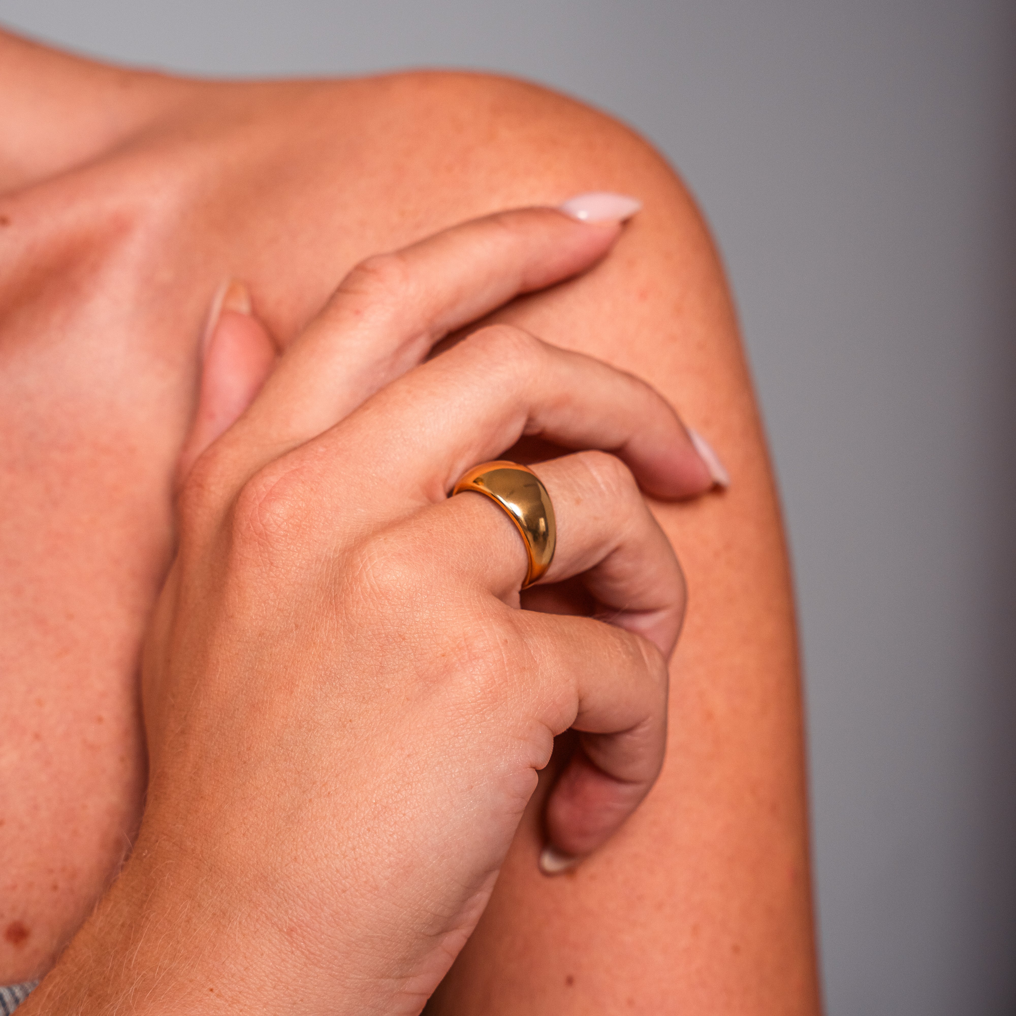 Alice Gold Band Ring — Smooth Shiny Minimalist Everyday Ring
