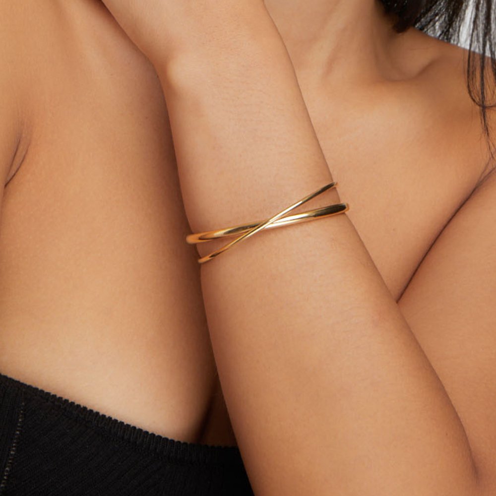Golden Twist Bangle — Waterproof Minimalist Stainless Steel
